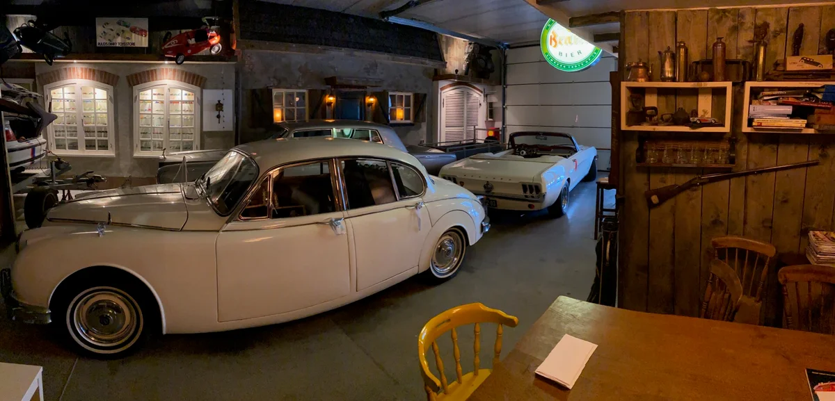 Dinky Toys collectie in trouwauto showroom R&R Nijmegen